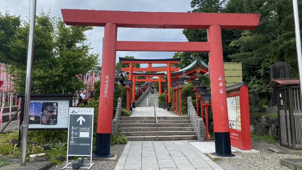 三光稲荷神社　犬連れ